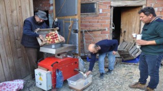 Bahçelerde yere düşen meyveleri değerlendirmek için köy köy geziyor