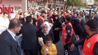 Bahçelievlerde 5 ton çiğ köfte dağıtıldı
