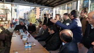 Bakan Akar Hakkaride esnafı ziyaret etti