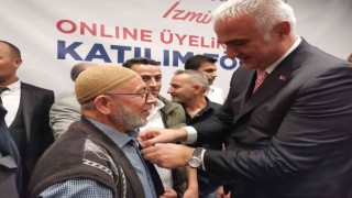 Bakan Ersoy, İzmirde AK Partiye katılanlara rozet taktı
