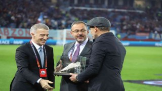 Bakan Kasapoğlu, Abdullah Avcıya plaket verdi