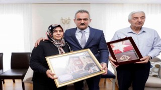 Bakan Özerden İstiklal Caddesindeki saldırıda hayatını kaybeden aileye ziyaret