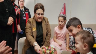 Bakan Yanıktan Taksimdeki patlamada yaralanan minik Sevdeye doğum günü sürprizi
