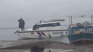 Balık tutmak için ağları gerdirirken tekneden düşüp suda kayboldu