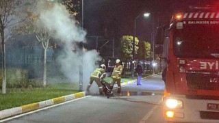 Balıkesirde yanan motoru itfaiye ekipleri söndürdü