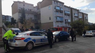 Balkonda başlayan yangın evin içine sıçradı