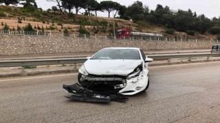 Bandırmada yağış sebebiyle kayan araç kaza yaptı; 1 kişi yaralı