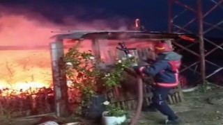 Baraj kenarındaki bağ evi alev alev yandı