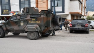 Barışmak için çağırdığı yengesini öldürdü, 2 akrabasını da rehin aldı