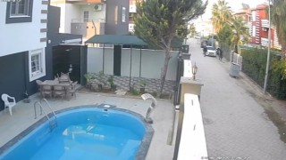 Barışmak için geldiği arkadaşını aynı yerde ikinci kez vurarak silahla yaraladı