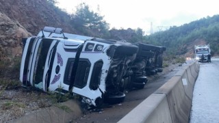 Bariyere çarpan tır şarampole devrildi: 1 yaralı