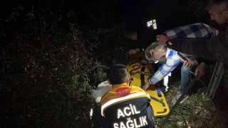 Bariyerlere çarpan otomobilin sürücüsü yol kenarına savruldu, 1i ağır, 3 kişi yaralandı