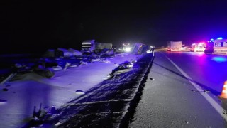 Bariyerlere çarpan tır devrildi: 2 kardeş hayatını kaybetti