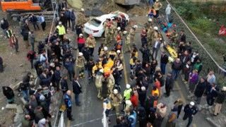 Başakşehirde feci kaza hafriyat kamyonu otomobilin üzerine devrildi