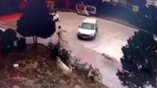 Başakşehirde sokak köpeklerinin bir adamı kovaladığı anlar kamerada
