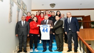 Başarılı voleybolculara tebrik