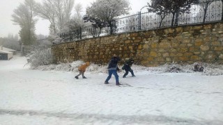 Başkalede kar en çok çocukları sevindirdi