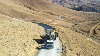 Başkaleye 25 kilometre sıcak asfalt