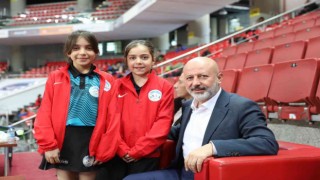 Başkan Çolakbayrakdar, Türkiyenin dört bir yanından gelen sporcuları ziyaret etti