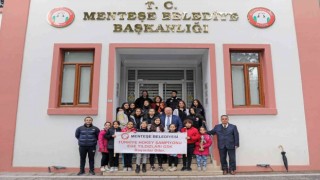 Başkan Gümüş, şampiyon kızları ağırladı