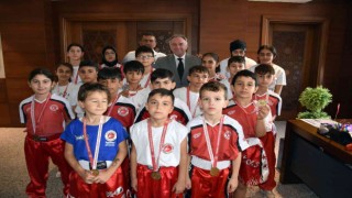 Başkan Öndeş madalyalı sporcuları ağırladı