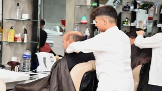 Başkan Oraldan berber çırağına ilk tıraş jesti