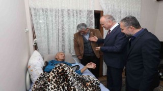 Başkan Özlü hasta ve yaşlıların hayır duası alıyor
