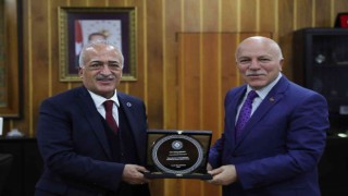 Başkan Sekmenden Rektör Çomaklıya tebrik ziyareti