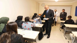 Başkan Vekili Aydından öğrencilere hediye internet paketi