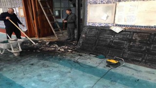 Başkentte bulunan iki cami kundaklandı