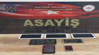 Batmanda cep telefonu dükkanının duvarını delerek hırsızlık yapan şahıs yakalandı