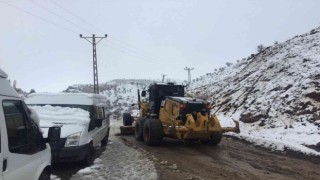 Batmanda etkili olan kar yağışı köy yollarını ulaşıma kapattı