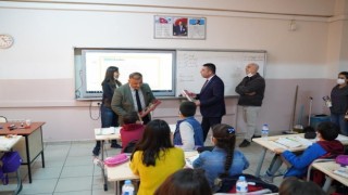 Batmanlı iş adamı karanfil ve gül ile öğretmenlerin gününü kutladı
