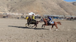 Bayburt ve Erzurum arasında oynanan dostluk maçında ciritçi attan düştü maç kaldığı yerden devam etti