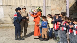 Bayburt'un en uzak köyündeki tek öğretmenine jandarmadan sürpriz