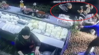 Bebek arabasını kullanarak pazarda hırsızlık yaptılar