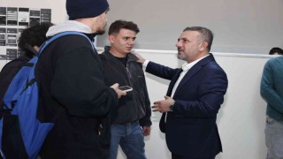 Belediye başkanı, öğrencilerin derslerine yardım ediyor