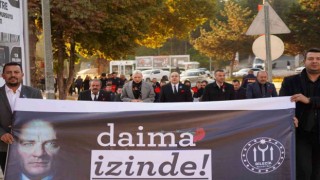 Belediye çalışanları Atatürkü anmak için Cumhuriyet Meydanına kadar yürüdü