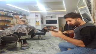 Berberde sazlı tıraş keyfi