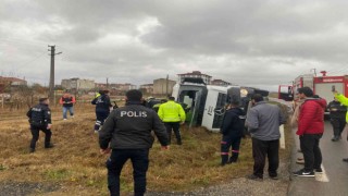 Beton mikseri şarampole devrildi, yaralı sürücüyü itfaiye kurtardı