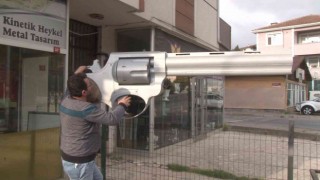 Beykozda kinetik heykel ustasından 3 metrelik dev silah heykeli