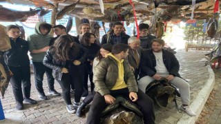 Beylikdüzünde öğrenciler, derslerinin stresini balık yiyerek attı