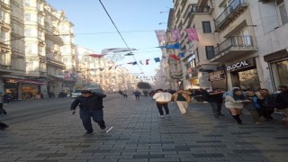 Beyoğlu İstiklal Caddesinde patlama meydana geldi. Bölgeye çok sayıda sağlık ve polis ekibi sevk edildi.
