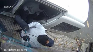 Beyoğlunda akılalmaz soygun kamerada: Otomobile yol verip soyguna devam ettiler