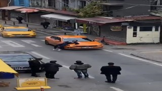 Beyoğlunda araçların önünü kesti, taksinin kaputunun üzerine yattı
