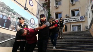 Beyoğlunda kaçırdıkları garsonu kalorifere kelepçeleyerek işkence ettiler