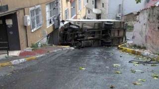Beyoğlunda yokuş aşağı kayan kamyon binaya çarptı: Hamile kadın büyük bir korku yaşadı