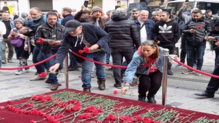 Beyoğlundaki bombalı saldırıda hayatını kaybedenler anısına vatandaşlar karanfil bıraktı