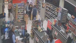 Bıçak çekip telefonunu gasp ettiler, marketten zorla alışveriş yaptırdılar