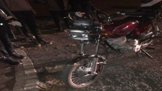 Bir otomobil ve iki motosikletin çarpıştığı kazada 2 kişi yaralandı